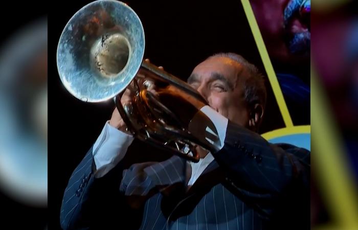 ويلي كولون أسطورة موسيقى السالسا يرحل عن عمر يناهز 75 عامًا