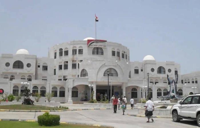 سوريا:
      مقتل
      عنصر
      أمني
      في
      هجوم
      لـ«داعش»
      على
      حاجز
      بمدينة
      الرقة