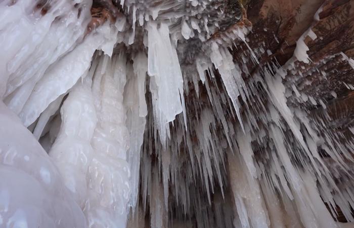 كهوف الجليد على شاطئ مايرز.. ظاهرة شتوية نادرة تخطف الأنفاس