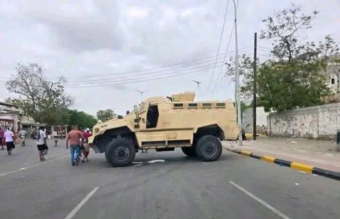 سوريا:
      مقتل
      عنصر
      أمني
      في
      هجوم
      لـ«داعش»
      على
      حاجز
      بمدينة
      الرقة