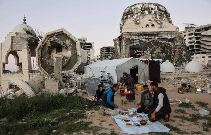 الغاز
      والمواصلات
      و«التكيَّات»...
      أزمات
      تصعِّب
      حياة
      الغزيين
      في
      رمضان