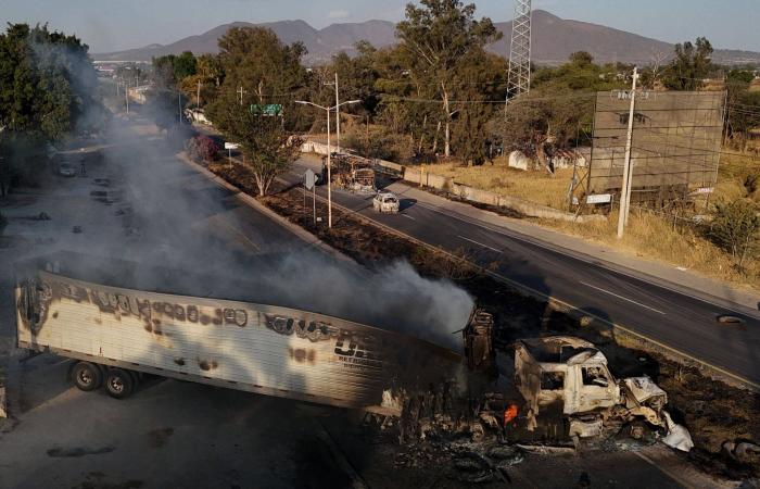 هجمات
      انتقامية
      في
      المكسيك
      بعد
      مقتل
      زعيم
      عصابة
      مخدرات
      (صور)