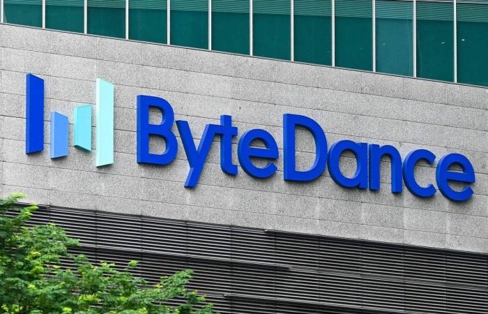 فتح
      الهاتف
      بالوجه
      أو
      البصمة…
      راحة
      أم
      مخاطرة؟