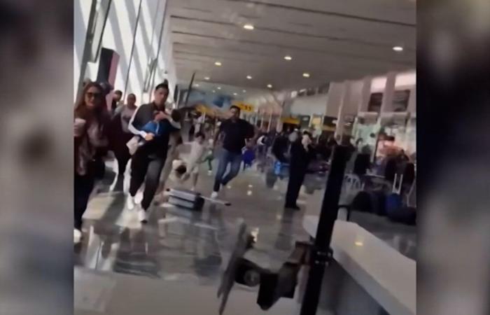 حالة ذعر بين مسافرين في مطار مكسيكي عقب مقتل زعيم مخدرات.. شاهد ما وثقته الكاميرا