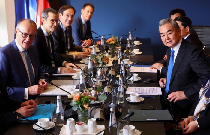 3
      قتلى
      بضربات
      روسية
      في
      أنحاء
      أوكرانيا