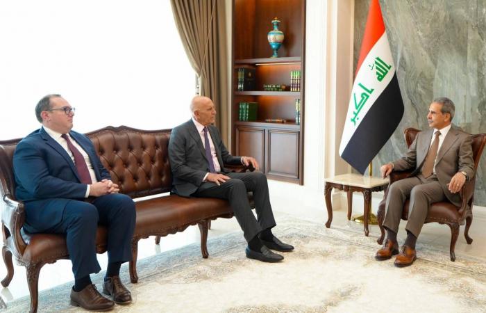 المالكي
      «يواكب»
      لقاءات
      المبعوث
      الأميركي
      في
      بغداد:
      لا
      نية
      للانسحاب
      من
      الترشح
      لرئاسة
      الحكومة