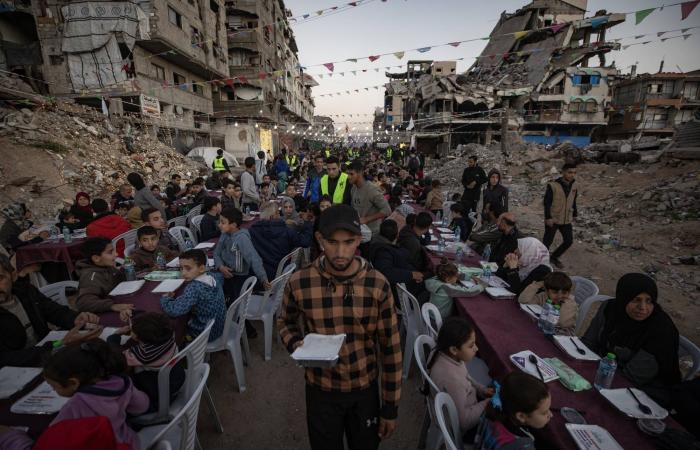 الغاز
      والمواصلات
      و«التكيَّات»...
      أزمات
      تصعِّب
      حياة
      الغزيين
      في
      رمضان