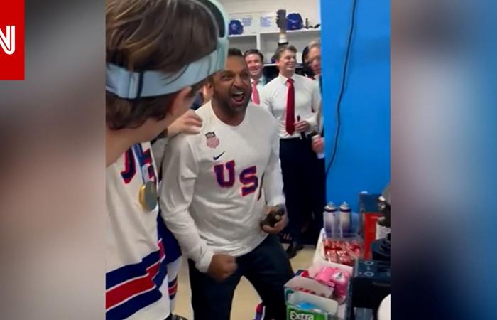 متابعة: مدير FBI يحتفل مع فريق الهوكي الأمريكي بعد فوزه على كندا