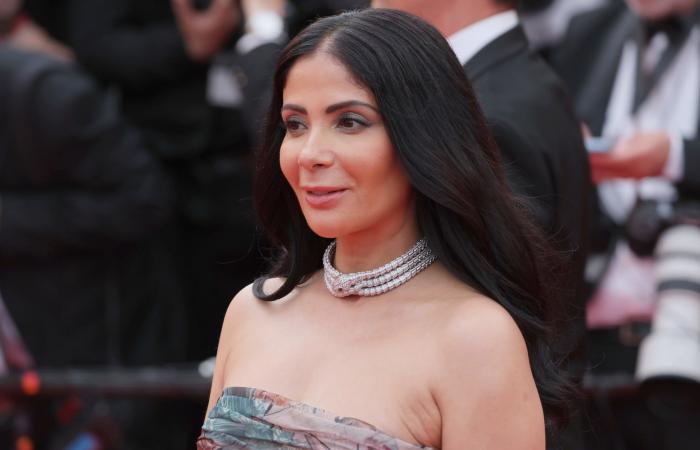 "اللون البني يليق بها"..منسّق أزياء منى زكي يكشف كواليس إطلالاتها