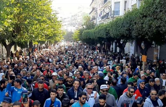 «الحراك
      الجزائري»
      بعد
      7
      سنوات:
      بين
      مطالب
      الحرية
      واستمرار
      السيطرة
      السياسية