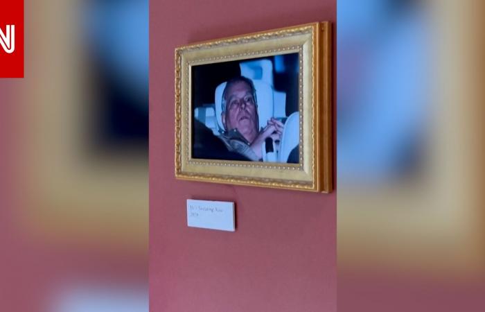 متابعة: ناشطون يعلقون صورة الأمير السابق أندرو في متحف اللوفر