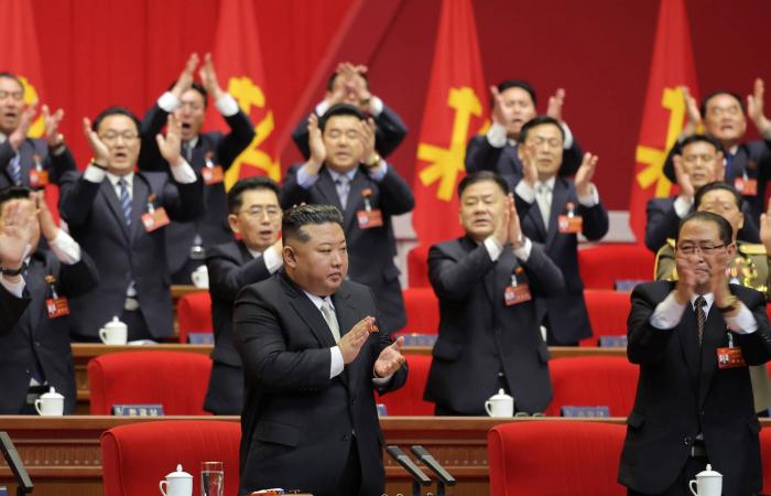 التجديد
      لكيم
      على
      رأس
      الحزب
      الحاكم
      في
      كوريا
      الشمالية