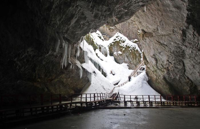 اكتشاف بكتيريا قديمة محبوسة داخل الجليد قد تحمل مفتاح مكافحة الجراثيم الخارقة