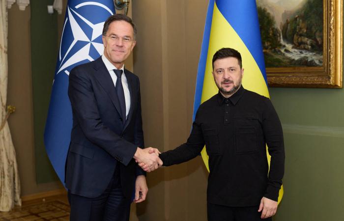 من
      قيادة
      الدعم
      إلى
      هندسة
      التفاوض:
      كيف
      تحوّل
      الدور
      الأميركي
      في
      أوكرانيا؟