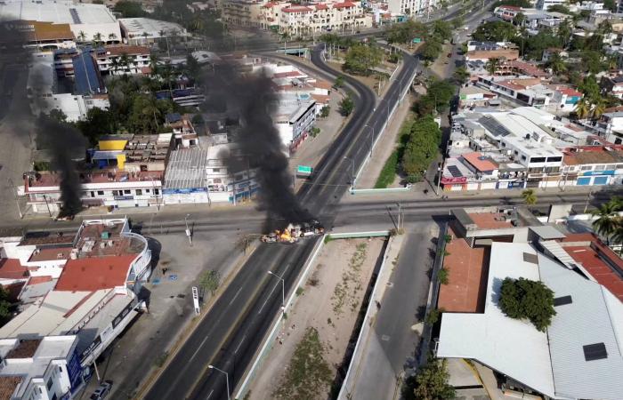 هجمات
      انتقامية
      في
      المكسيك
      بعد
      مقتل
      زعيم
      عصابة
      مخدرات
      (صور)