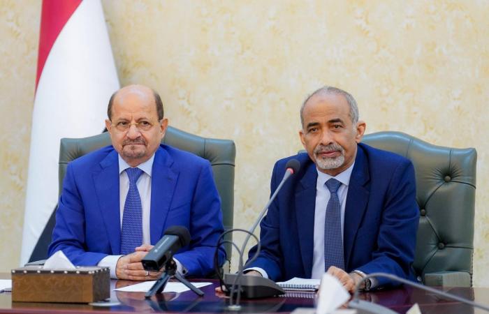 مجلس
      القيادة
      الرئاسي
      يحذر
      من
      التفريط
      بفرصة
      الحوار
      الجنوبي
      «التاريخية»