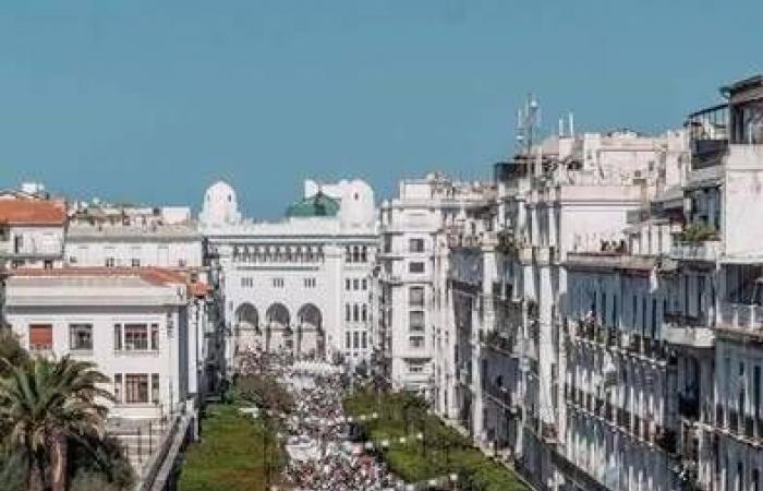 «الحراك
      الجزائري»
      بعد
      7
      سنوات:
      بين
      مطالب
      الحرية
      واستمرار
      السيطرة
      السياسية