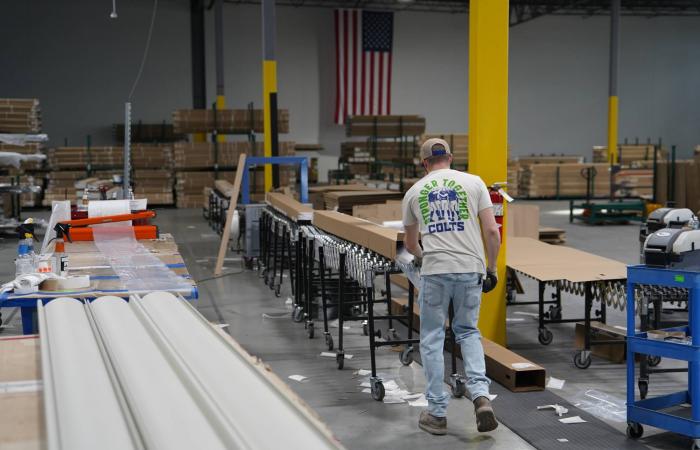 ضبابية
      الرسوم
      تعود
      من
      جديد...
      والشركات
      عالقة
      في
      «دوامة
      التخطيط»