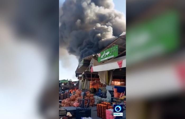 اللحظات الأولى بعد تحطم مروحية للجيش الإيراني في سوق بمدينة دورجه