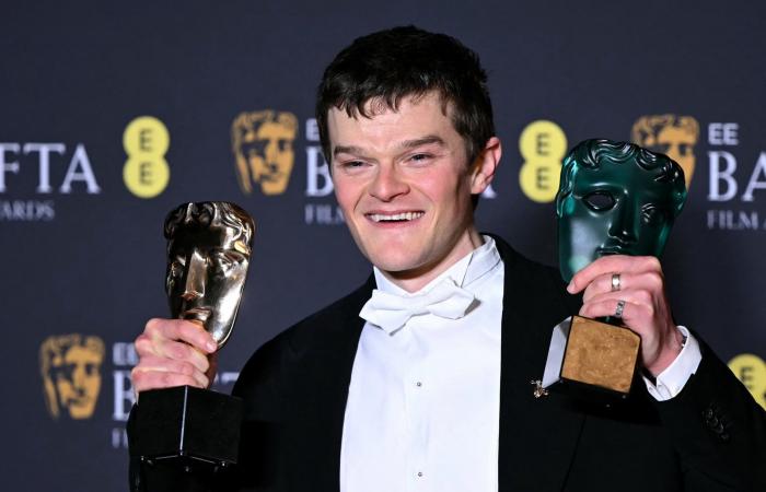 مقاطعة بي جوردان وليندو بعبارة عنصرية "غير مقصودة" في حفل جوائز "البافتا".. كيف بدا الموقف؟