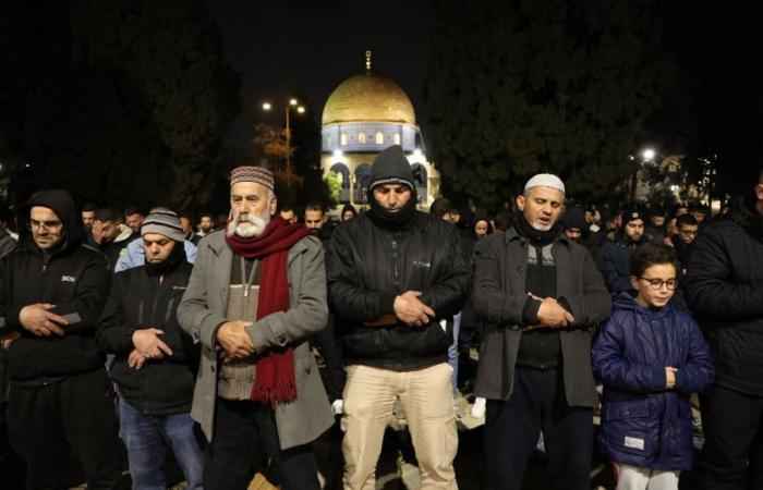 عشرات الآلاف يؤدون صلاتي العشاء والتراويح في المسجد الأقصى المبارك