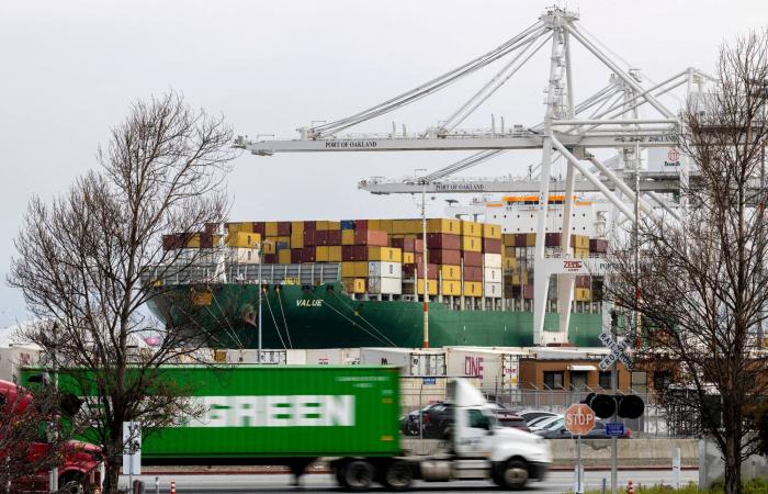 مصر:
      بئر
      جديدة
      تبدأ
      إنتاج
      الزيت
      الخام
      في
      منطقة
      سيناء