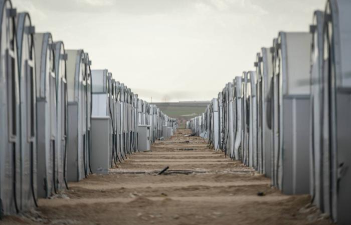 للمرة
      الأولى...
      أميركا
      تقدم
      خدمات
      جوازات
      السفر
      في
      مستوطنة
      بالضفة
      الغربية