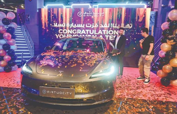 زائر فرتشوسيتي يفوز بسيارة تسلا جديدة كليًا