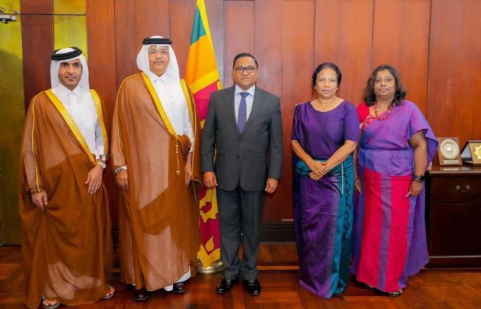 وزير الشؤون الخارجية والتوظيف الخارجي والسياحة بسريلانكا يجتمع مع سفير قطر