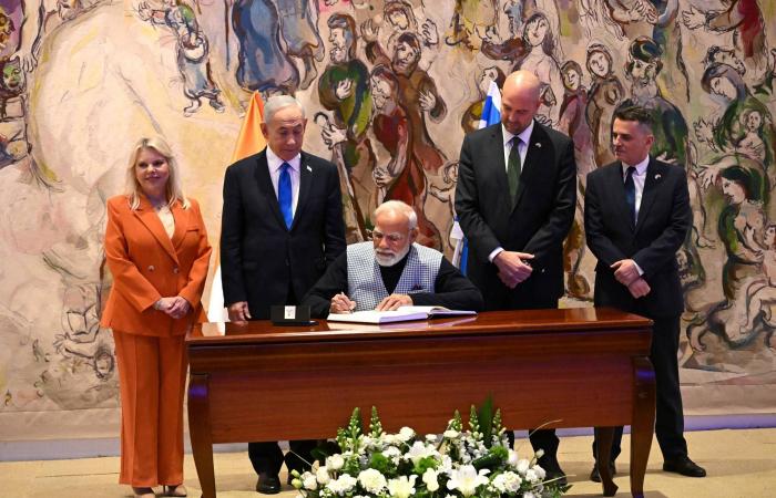 مودي
      يكسر
      عزلة
      نتنياهو
      وإسرائيل
      بـ16
      اتفاقية
      تعاون