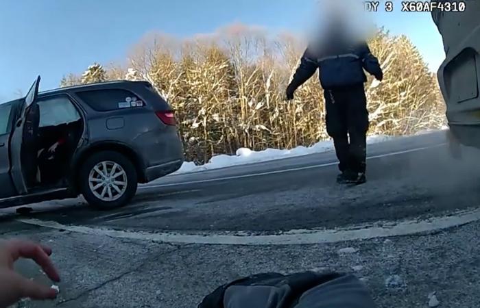 كانت تحقق في حادث منفصل.. مركبة تصطدم بشرطية وتطرحها أرضًا