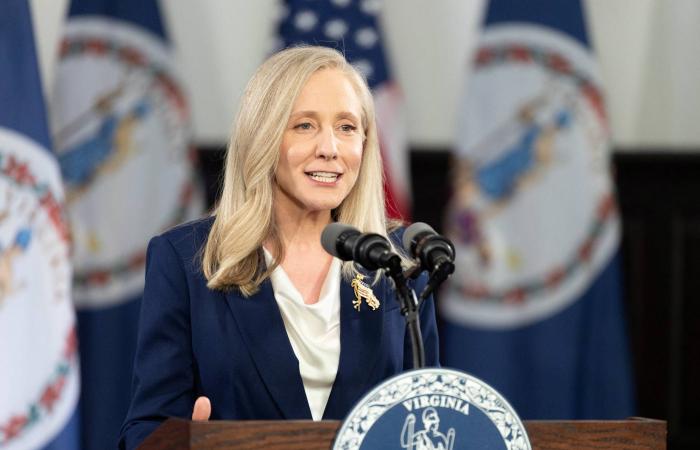 وزير
      الخزانة
      الأميركي
      السابق
      يستقيل
      من
      جامعة
      هارفارد
      بسبب
      علاقته
      بإبستين