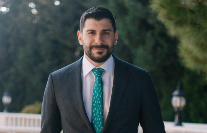 امرأة
      تدلي
      بشهادتها
      أمام
      المحكمة
      في
      دعوى
      ضد
      «ميتا»
      و«يوتيوب»