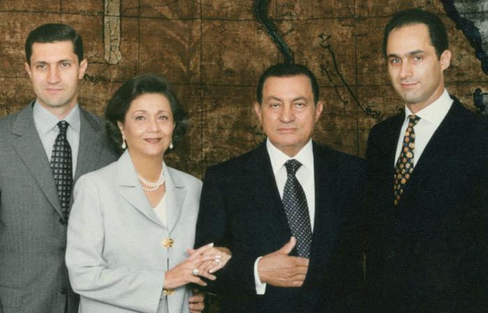 بذكرى وفاة مبارك.. تدوينة "نحن مدينون لكم بالاعتذار" يرد عليها علاء مع تداول صور برفقة شقيقه جمال