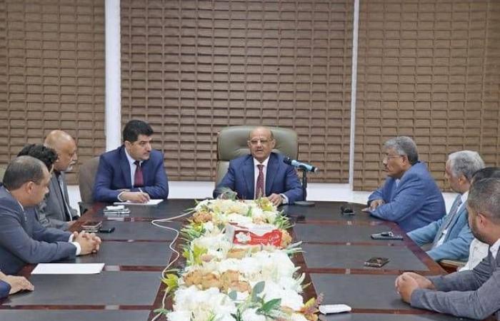 الحوثيون
      يفرضون
      آليات
      أمنية
      لمراقبة
      منزل
      الأحمر
      بصنعاء