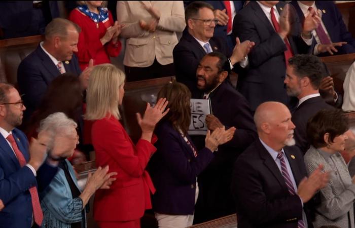 لحظة إخراج المشرع غرين لرفع لافتة احتجاجية بعد منشور ترامب "العنصري" عن أوباما وزوجته