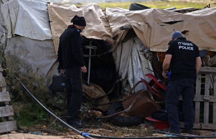 مستوطنون
      يحرقون
      منازل
      ومركبات
      فلسطينيين
      بالضفة
      ويروعون
      أطفالهم