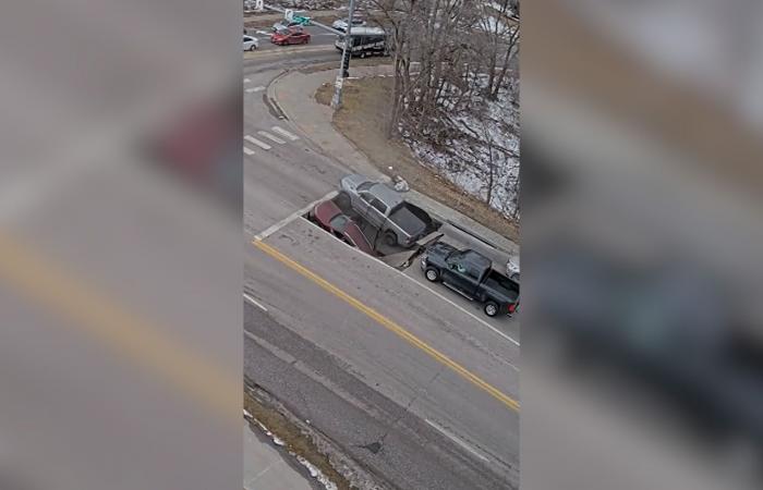 لحظة مرعبة.. حفرة تبتلع مركبتين متوقفتين عند إشارة مرور