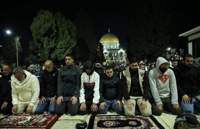 35 ألف مصل يؤدون صلاتي العشاء والتراويح في المسجد الأقصى