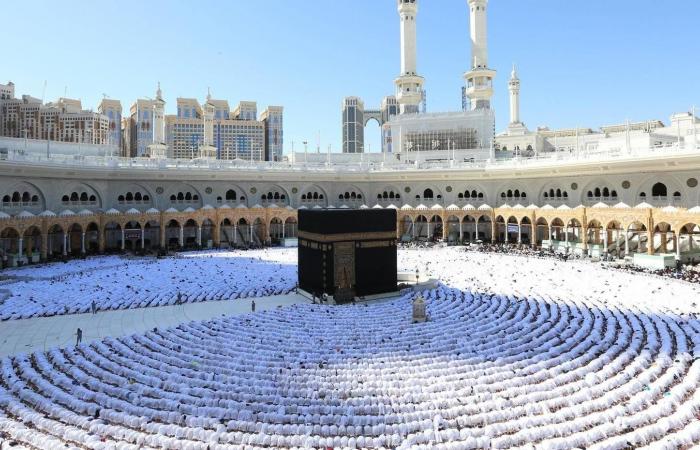 خادم
      الحرمين
      وولي
      العهد
      يعزّيان
      قيادة
      الكويت
      بوفاة
      سلمان
      الصباح