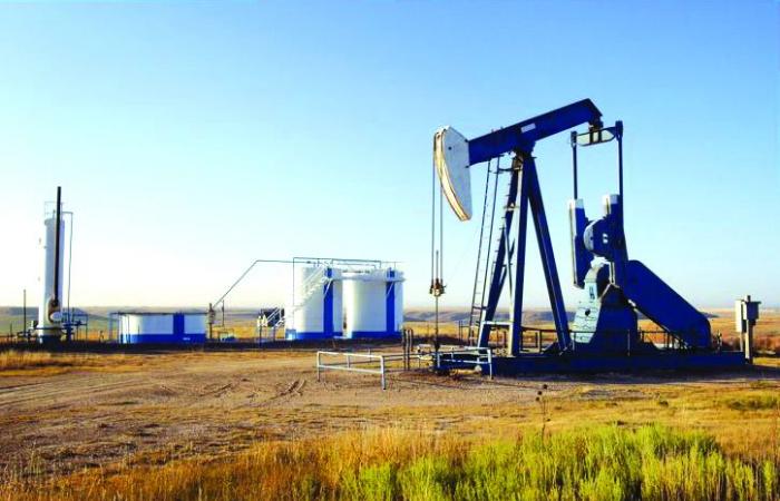 النفط يتراجع 1 بالمئة مع زيادة المخزونات الأمريكية