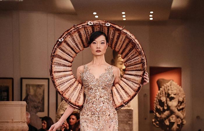 منال عجاج.. أوّل مصمّمة سوريّة تعرض في أسبوع الأزياء الراقية في باريس