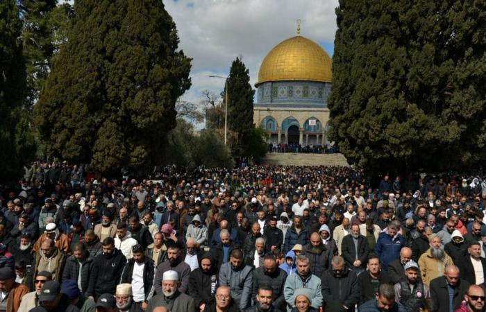 نحو 100 ألف فلسطيني يؤدون صلاة الجمعة في المسجد الأقصى