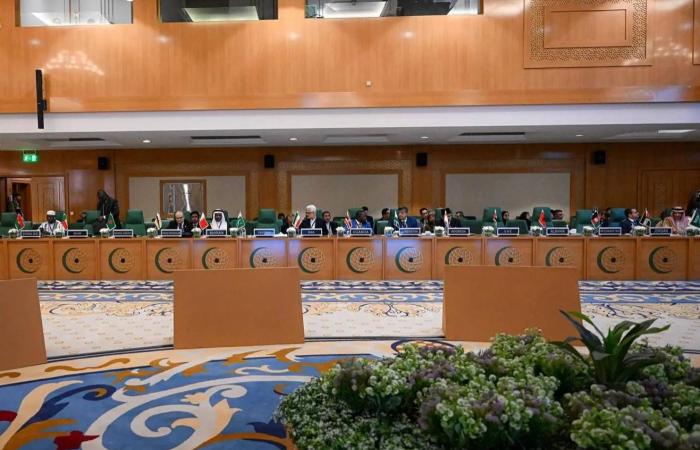 وزير
      الخارجية
      السعودي
      يبحث
      مع
      نظيره
      الأفغاني
      جهود
      خفض
      التصعيد