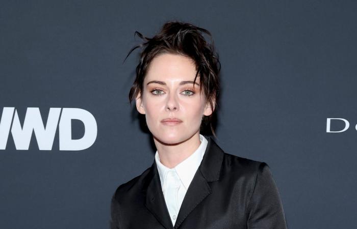 "حمالة صدر".. كريستين ستيوارت تخطف الأضواء في كاليفورنيا