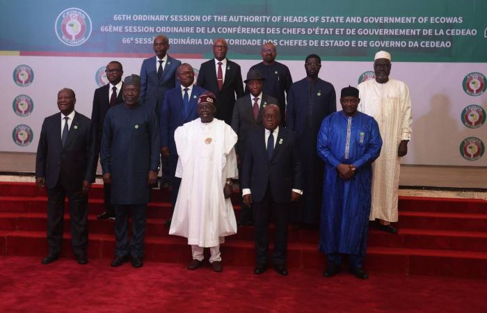 بوركينا
      فاسو:
      أكثر
      من
      130
      قتيلاً
      في
      هجمات
      إرهابية
      خلال
      10
      أيام