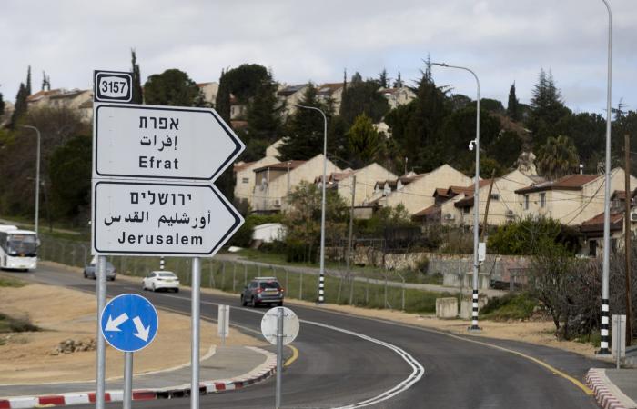 السفارة الأمريكية في إسرائيل تسمح بمغادرة الموظفين غير الأساسيين وسط احتمال توجيه ضربة لإيران