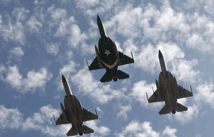 باكستان
      وأفغانستان
      تتبادلان
      القصف...
      ودعوات
      للتهدئة