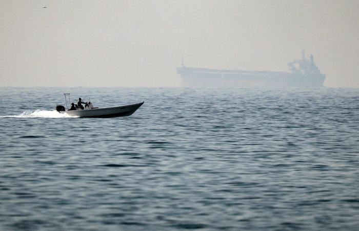 اضطرابات حادة في مضيق هرمز.. وناقلات نفط تغير مسارها