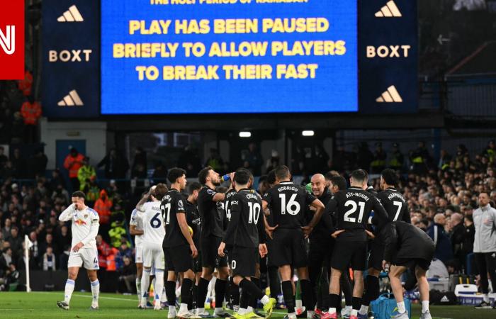 متابعة: لقطات لكسر اللاعبين المسلمين صيامهم خلال مباراة مانشستر سيتي وليدز يونايتد